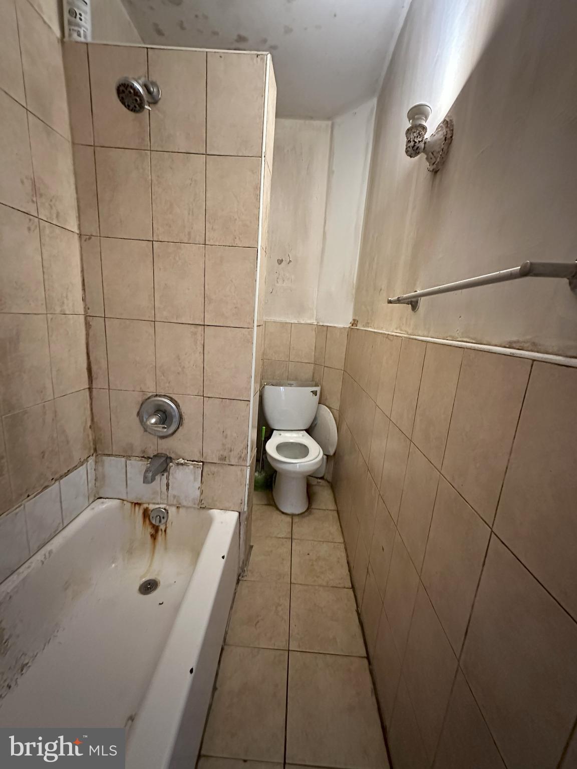 2539 South Marshall Street Philadelphia, PA 19148 - Photo 12 of 13 a bathroom with a bathtub and a toilet