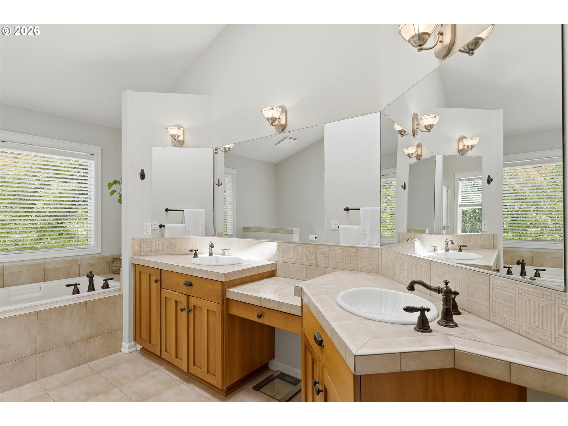 2237 Northwest Utah Court Camas, WA 98607 - Photo 25 of 47 En Suite Bathroom