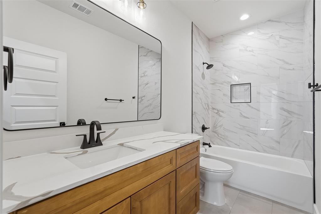 1815 Beauford Road Dallas, TX 75253 - Photo 19 of 35 Full Guest Bathroom