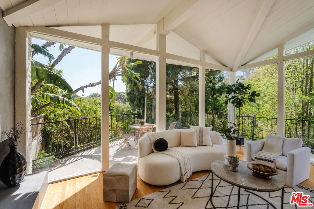 7229 Senalda Road Los Angeles, CA 90068 - Photo 4 of 33