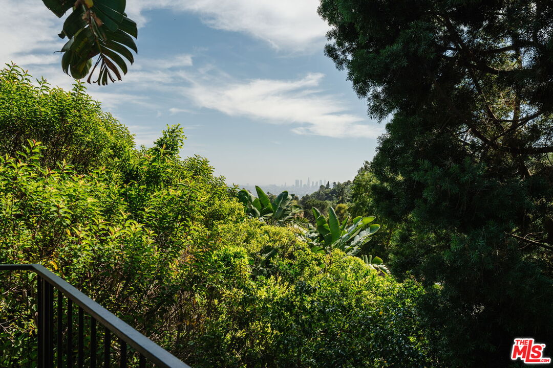 7229 Senalda Road Los Angeles, CA 90068 - Photo 6 of 33