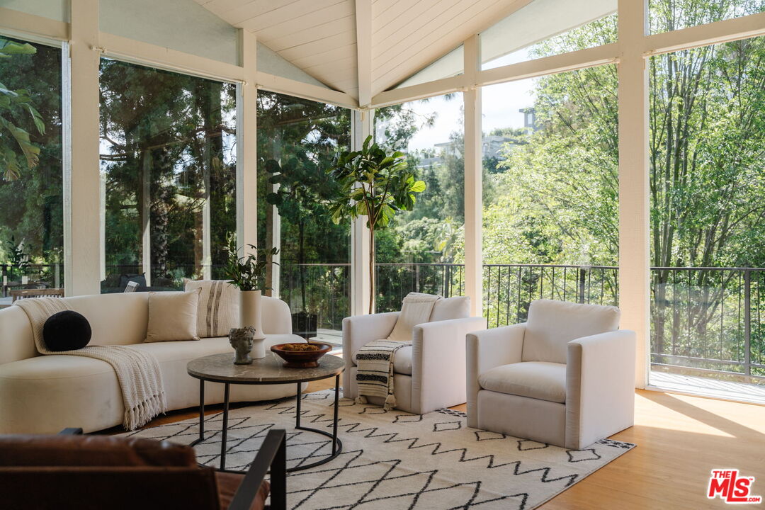 7229 Senalda Road Los Angeles, CA 90068 - Photo 7 of 33
