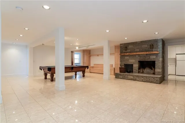 a view of entryway with a front door