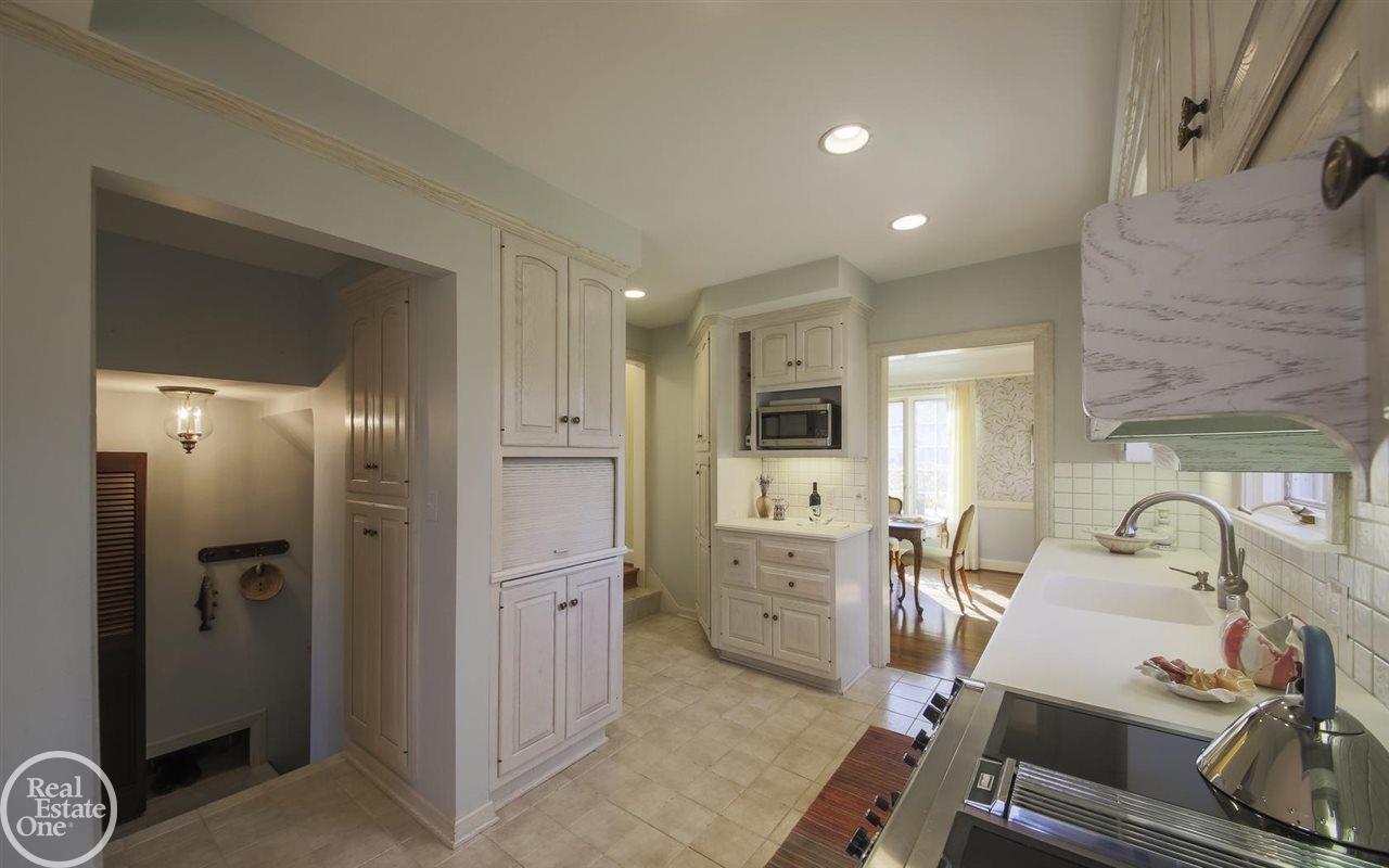 1712 Broadstone Road Grosse Pointe Woods, MI 48236 - Photo 10 of 34