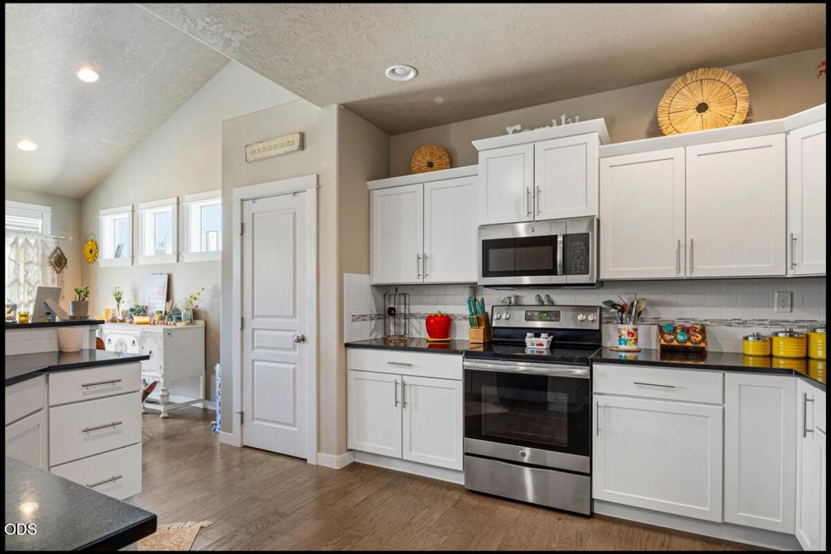 4594 Southwest Volcano View Way Redmond, OR 97756 - Photo 14 of 34 Gallery Image 14