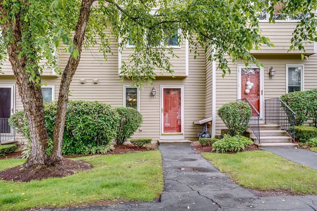 31 Hunters Run Place, Unit 31 Haverhill, MA 01832 - Photo 27 of 32 a front view of a house with garden