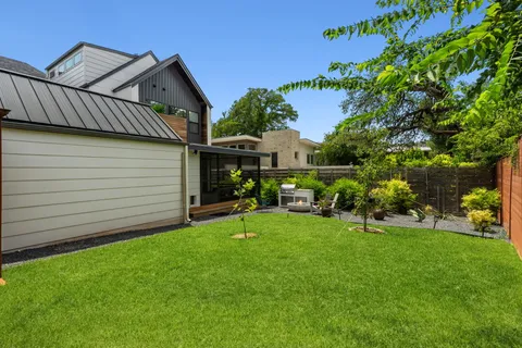 a view of an chairs and table in backyard