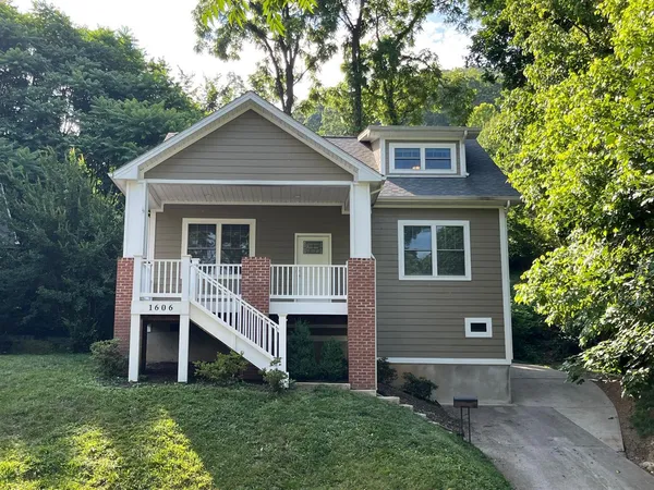 $2,300 | 1606 Hamilton Terrace Southeast, Roanoke, VA 24014