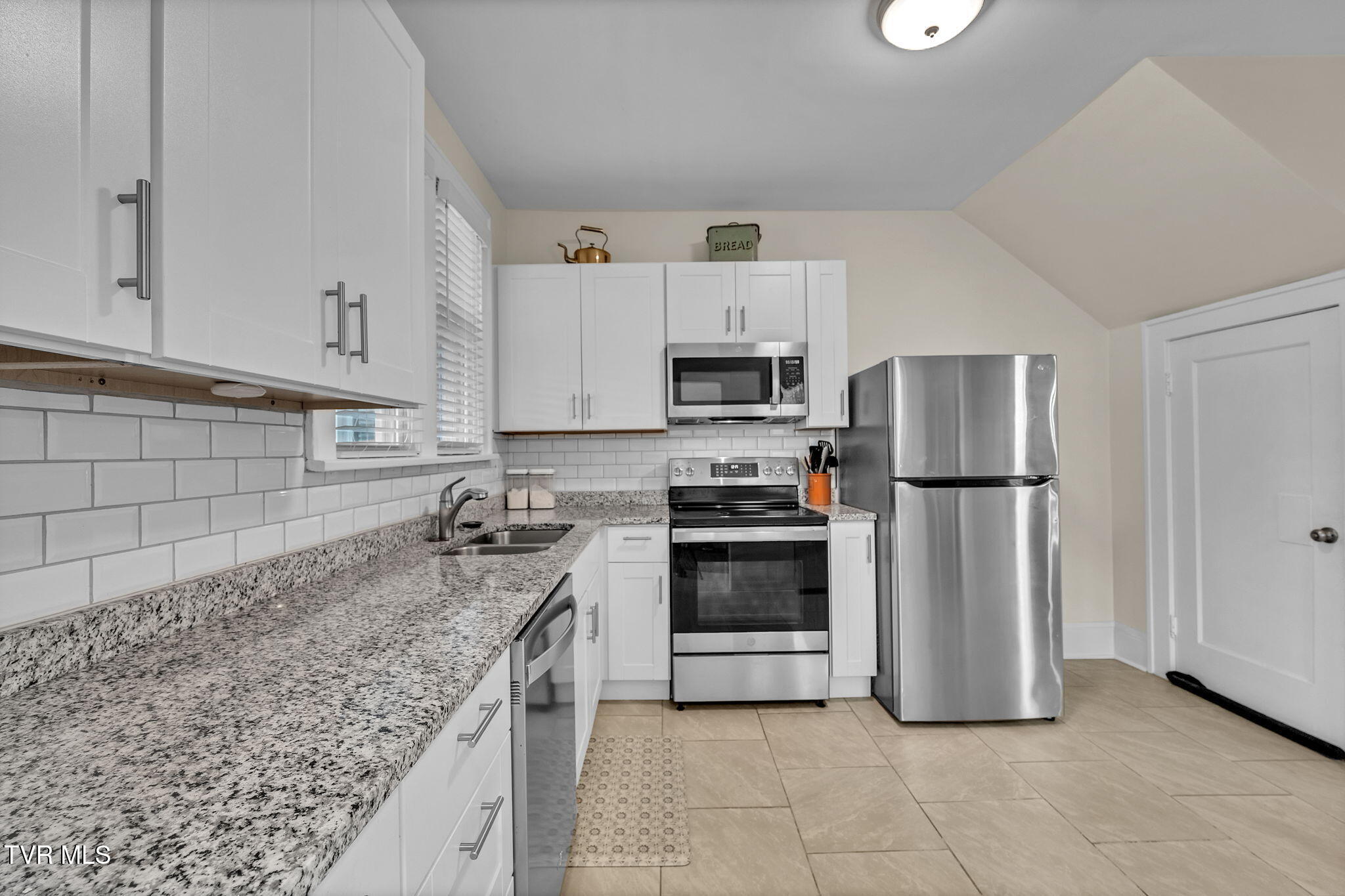 913 Maryland Avenue Bristol, TN 37620 - Photo 13 of 41 kitchen rear 2