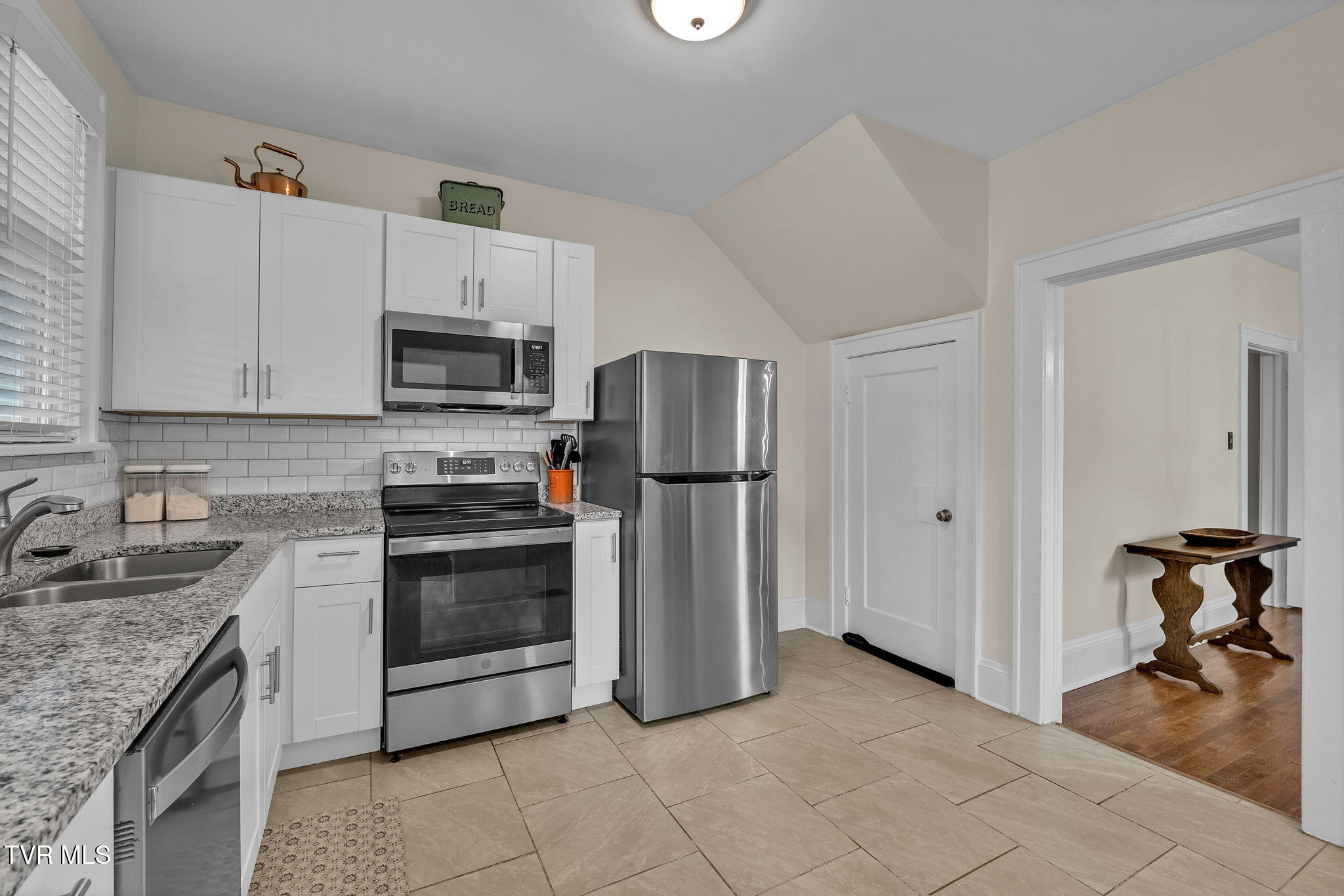 913 Maryland Avenue Bristol, TN 37620 - Photo 14 of 41 kitchen rear 3