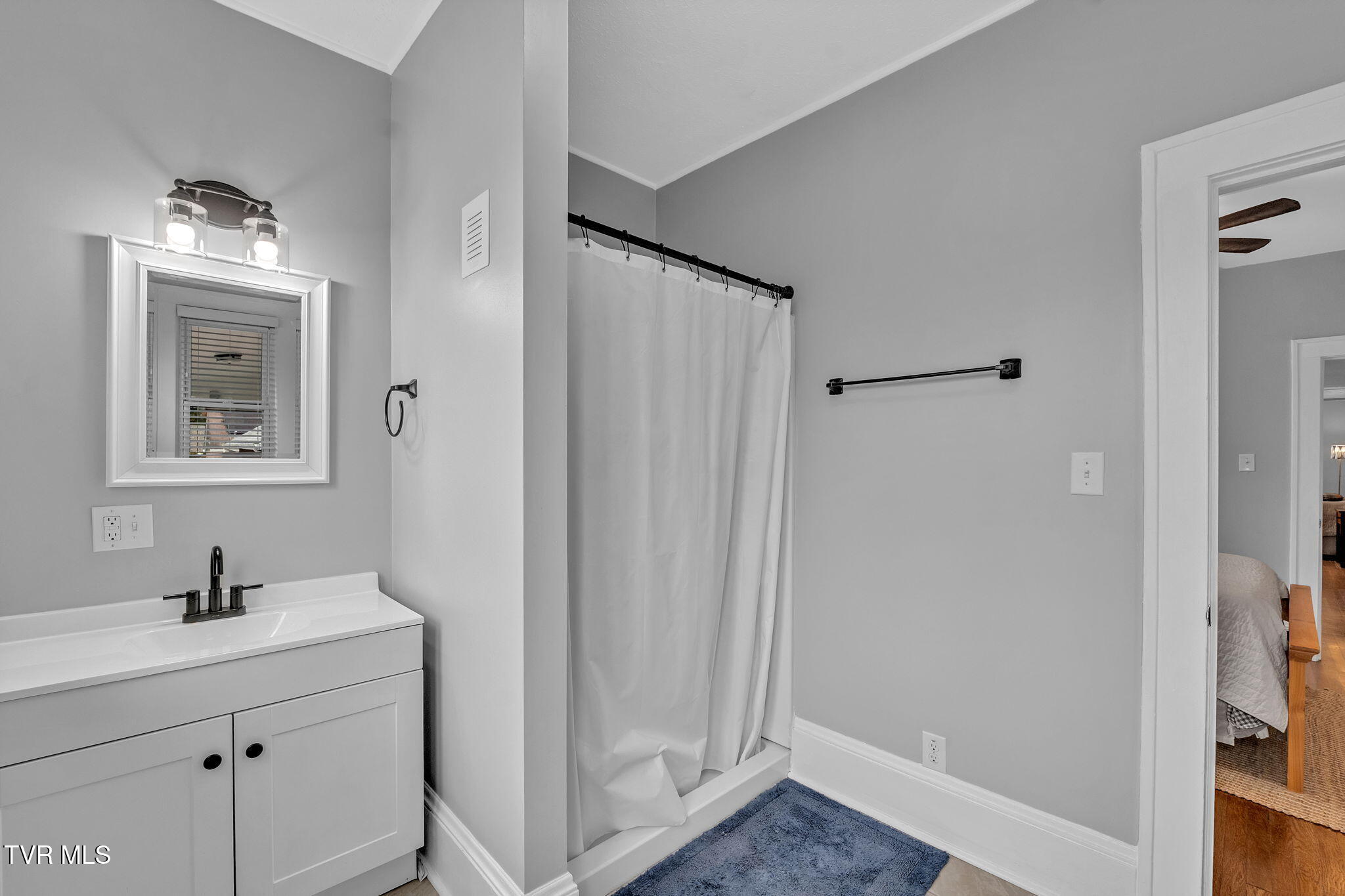 913 Maryland Avenue Bristol, TN 37620 - Photo 17 of 41 primary bath 2