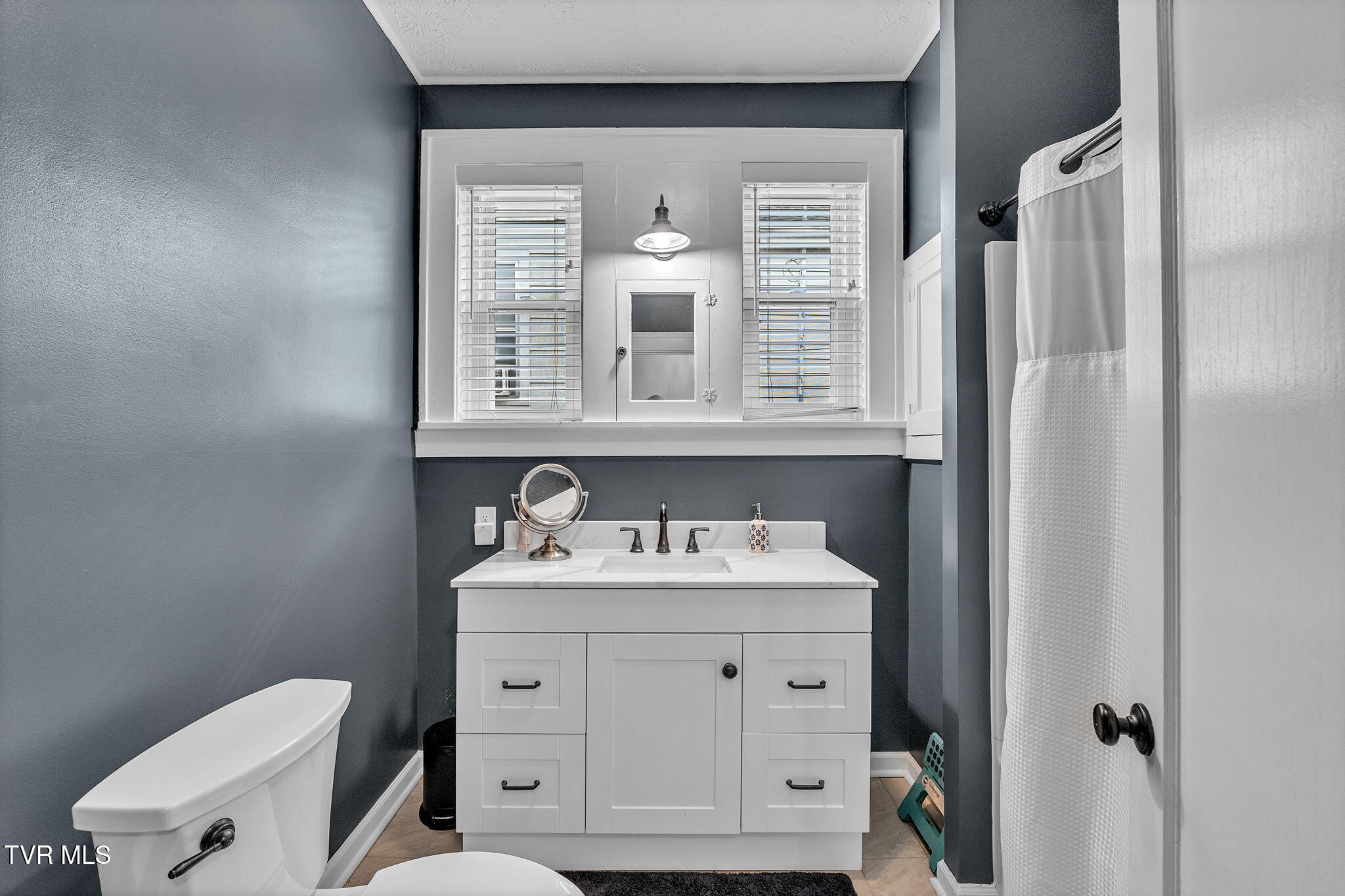 913 Maryland Avenue Bristol, TN 37620 - Photo 22 of 41 guest bathroom 2