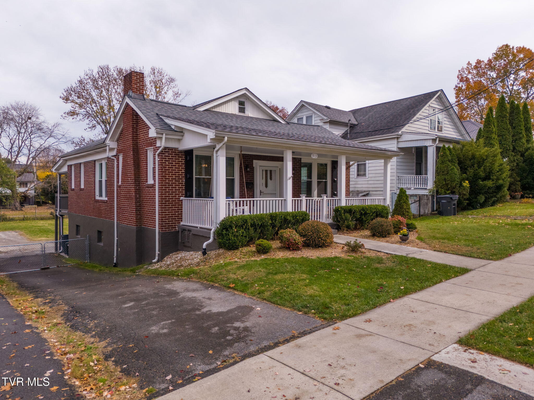 913 Maryland Avenue Bristol, TN 37620 - Photo 3 of 41 Front side exterior
