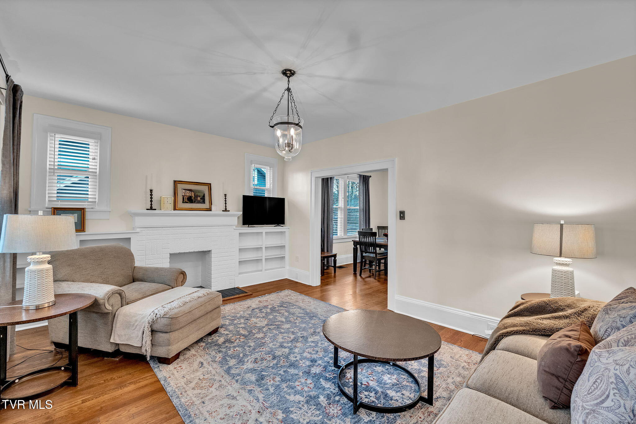 913 Maryland Avenue Bristol, TN 37620 - Photo 4 of 41 livingroom front entrance