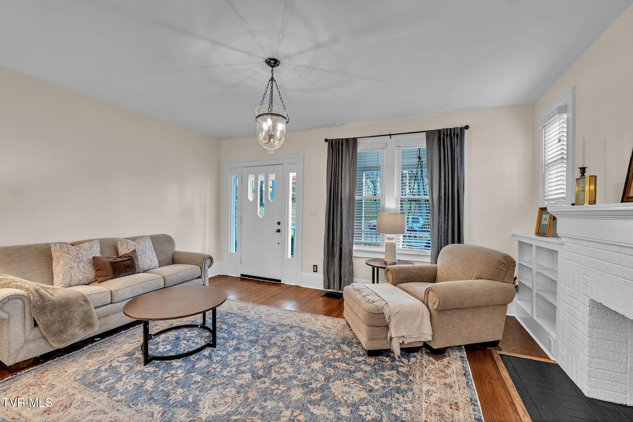 913 Maryland Avenue Bristol, TN 37620 - Photo 5 of 41 livingroom inside view