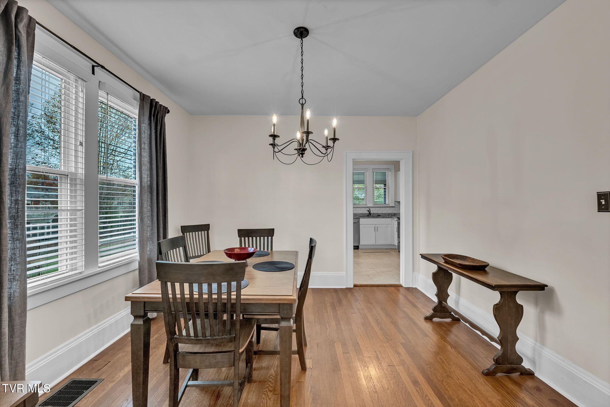 913 Maryland Avenue Bristol, TN 37620 - Photo 8 of 41 dining room main entrance