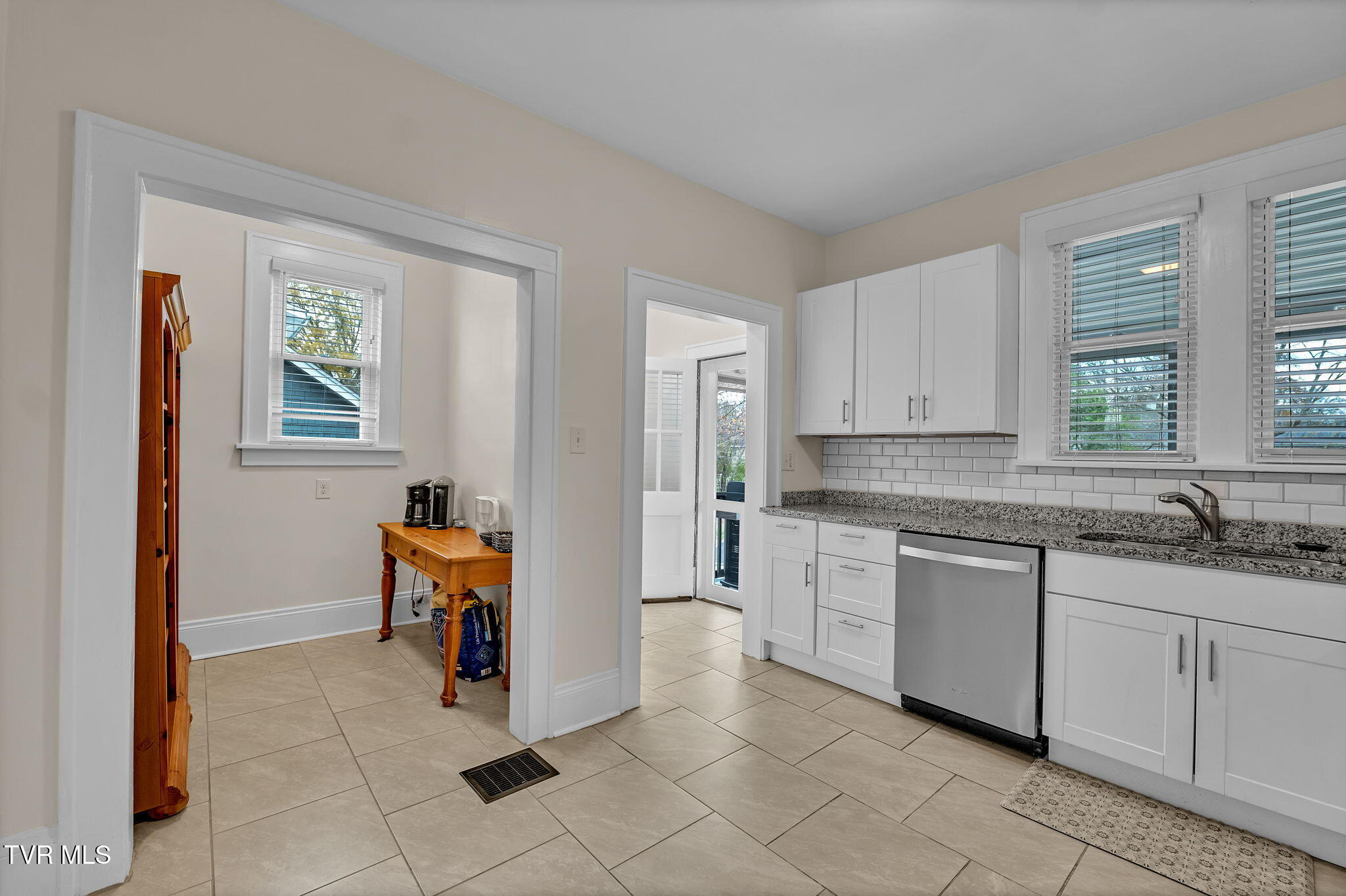 913 Maryland Avenue Bristol, TN 37620 - Photo 10 of 41 kitchen 1