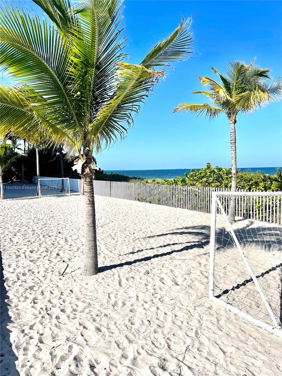 607 Ocean Drive, Unit 3K Key Biscayne, FL 33149 - Photo 7 of 18 a view of a backyard