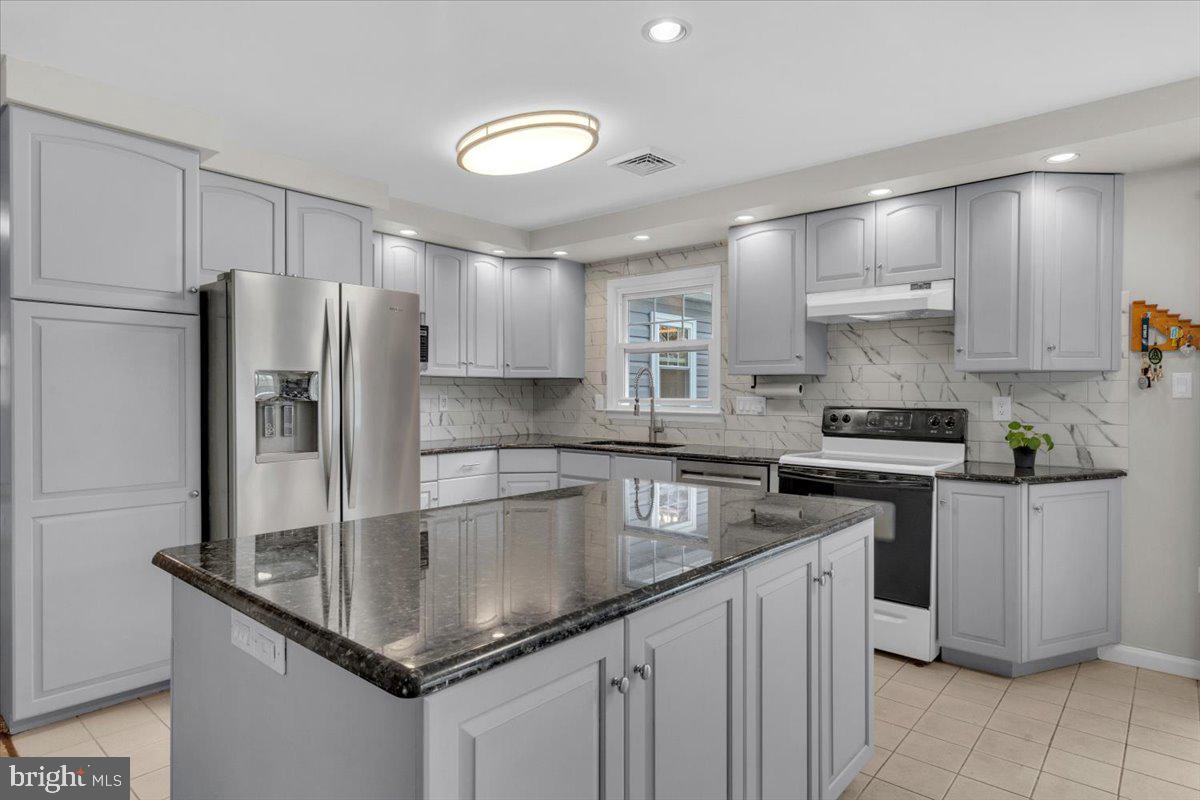 1424 Oakwood Road Coatesville, PA 19320 - Photo 5 of 41 Spacious light-filled kitchen