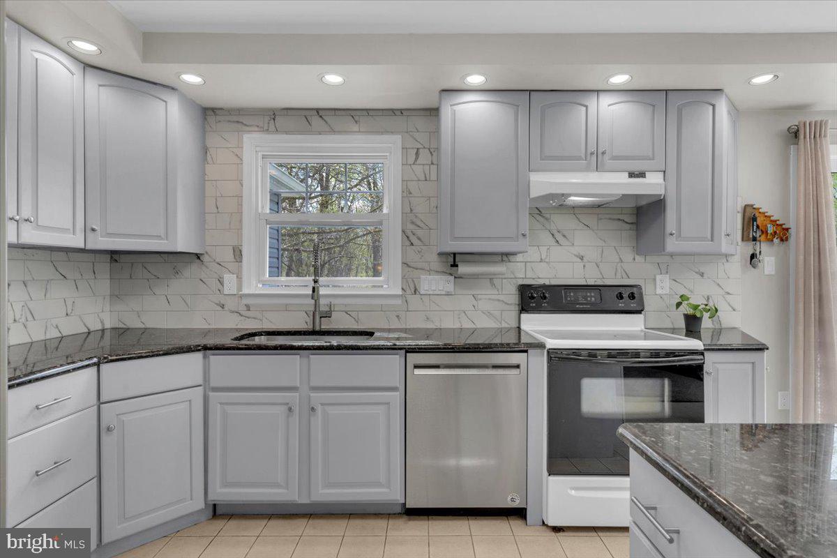 1424 Oakwood Road Coatesville, PA 19320 - Photo 6 of 41 Tons of counter/cabinet space!
