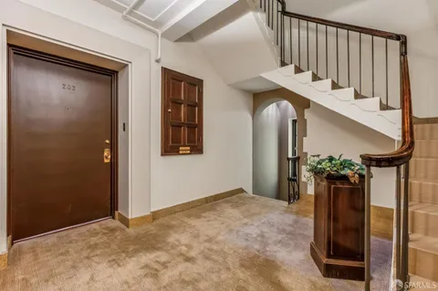 a view of entryway with a workspace