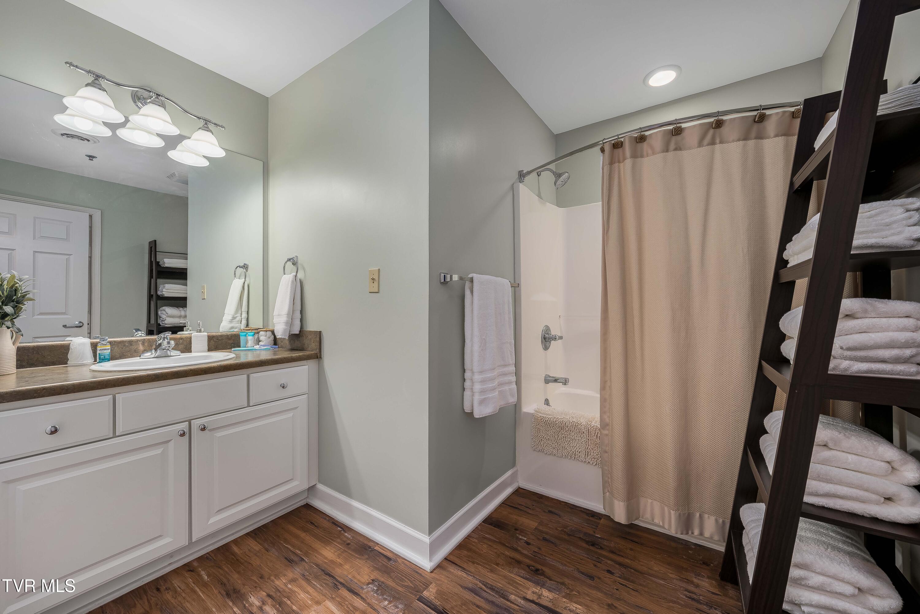 120 Raceday Center Drive, Unit 303 Bristol, TN 37620 - Photo 33 of 65 120 Raceday Center Dr (76 of 81)