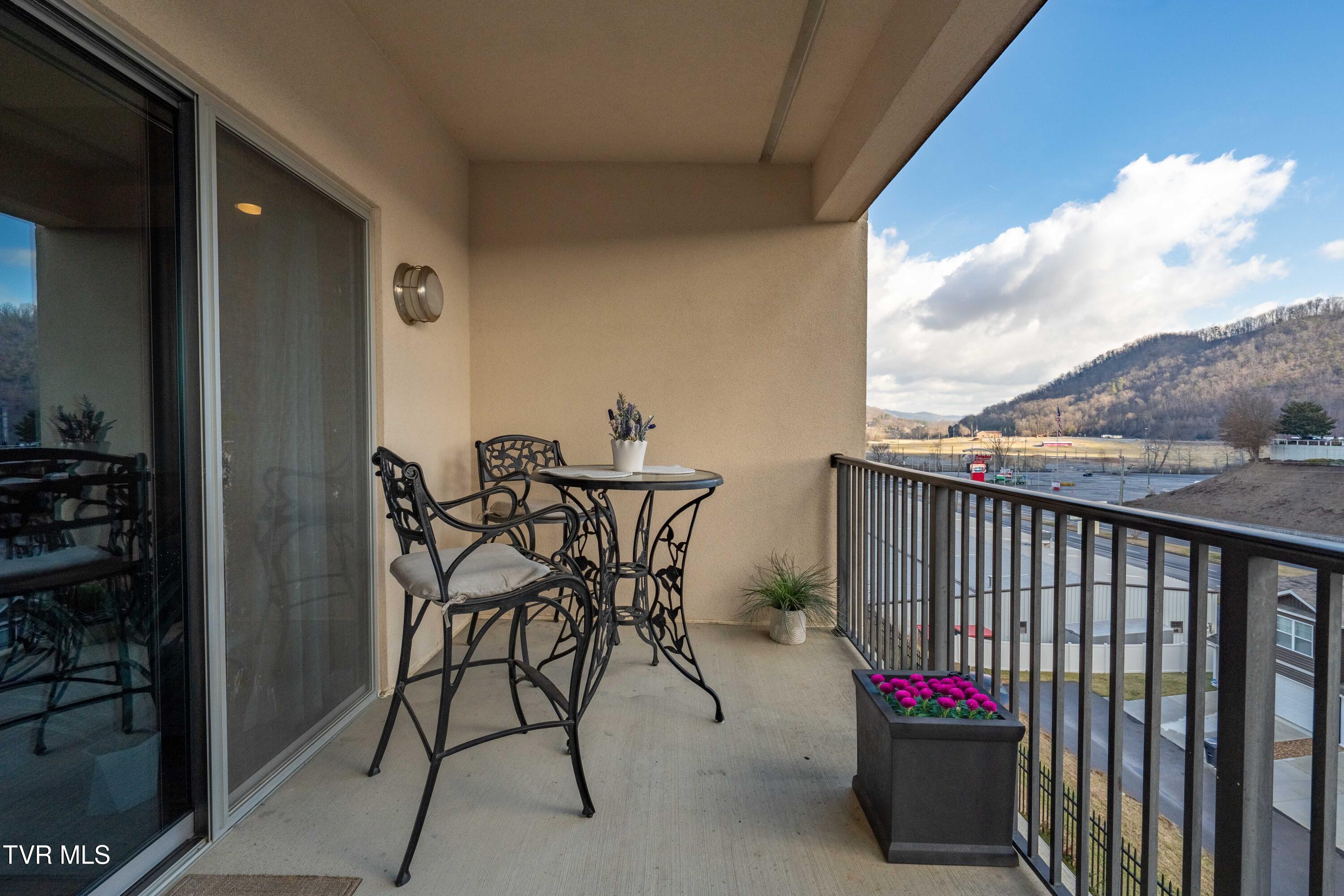 120 Raceday Center Drive, Unit 303 Bristol, TN 37620 - Photo 39 of 65 120 Raceday Center Dr (33 of 81)