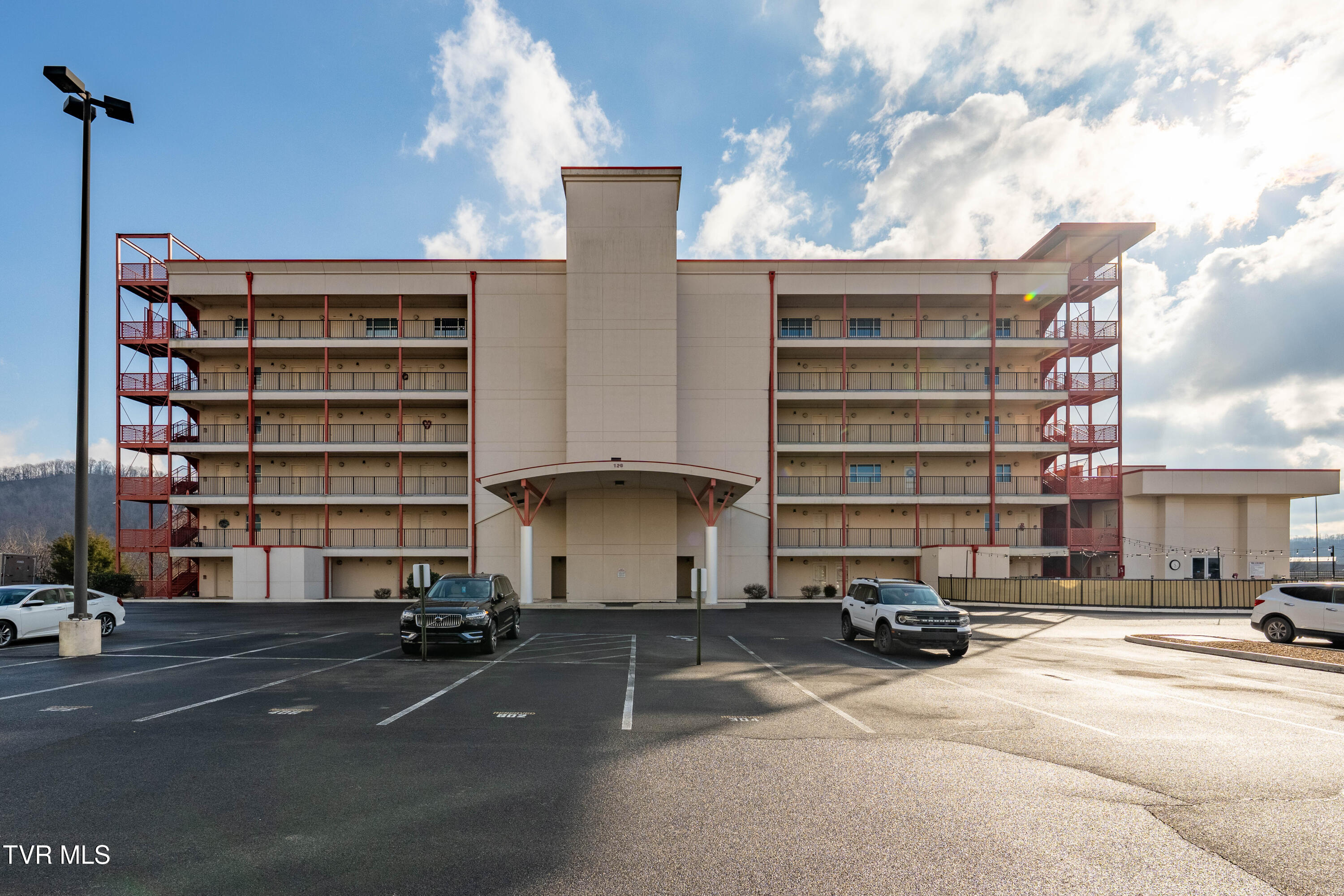 120 Raceday Center Drive, Unit 303 Bristol, TN 37620 - Photo 4 of 65 120 Raceday Center Dr (44 of 81)