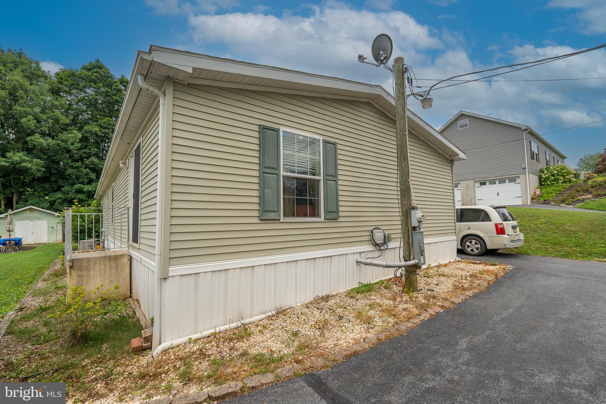 688 Hopeland Road Lititz, PA 17543 - Photo 7 of 29 Front/Left