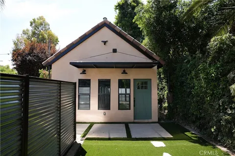 a view of a house with backyard and garden