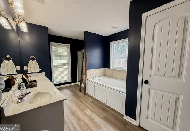 a en suite spacious bathroom with a double vanity sink and a mirror