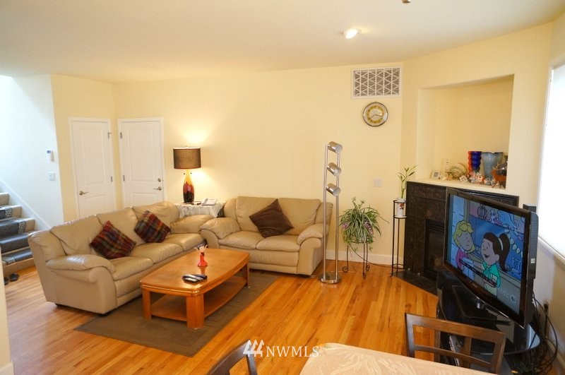 4202 Northeast 9th Place Renton, WA 98059 - Photo 4 of 14