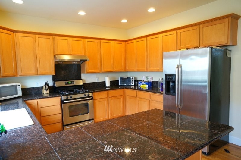 4202 Northeast 9th Place Renton, WA 98059 - Photo 6 of 14