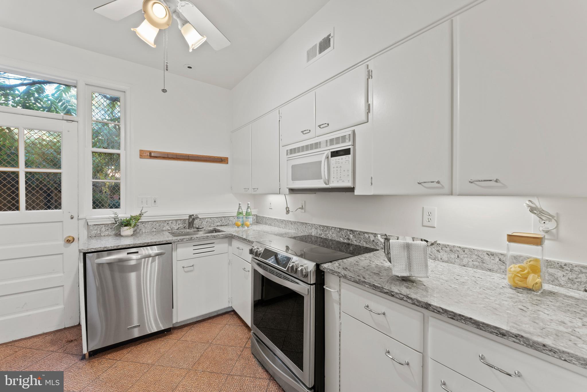 3325 Reservoir Road Northwest Washington, DC 20007 - Photo 6 of 20 Kitchen