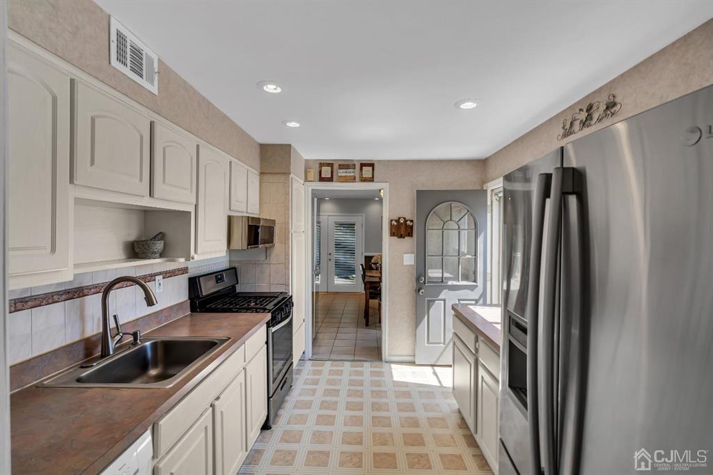462 Old Post Road Edison, NJ 08817 - Photo 7 of 19 a kitchen with granite countertop a refrigerator and a sink