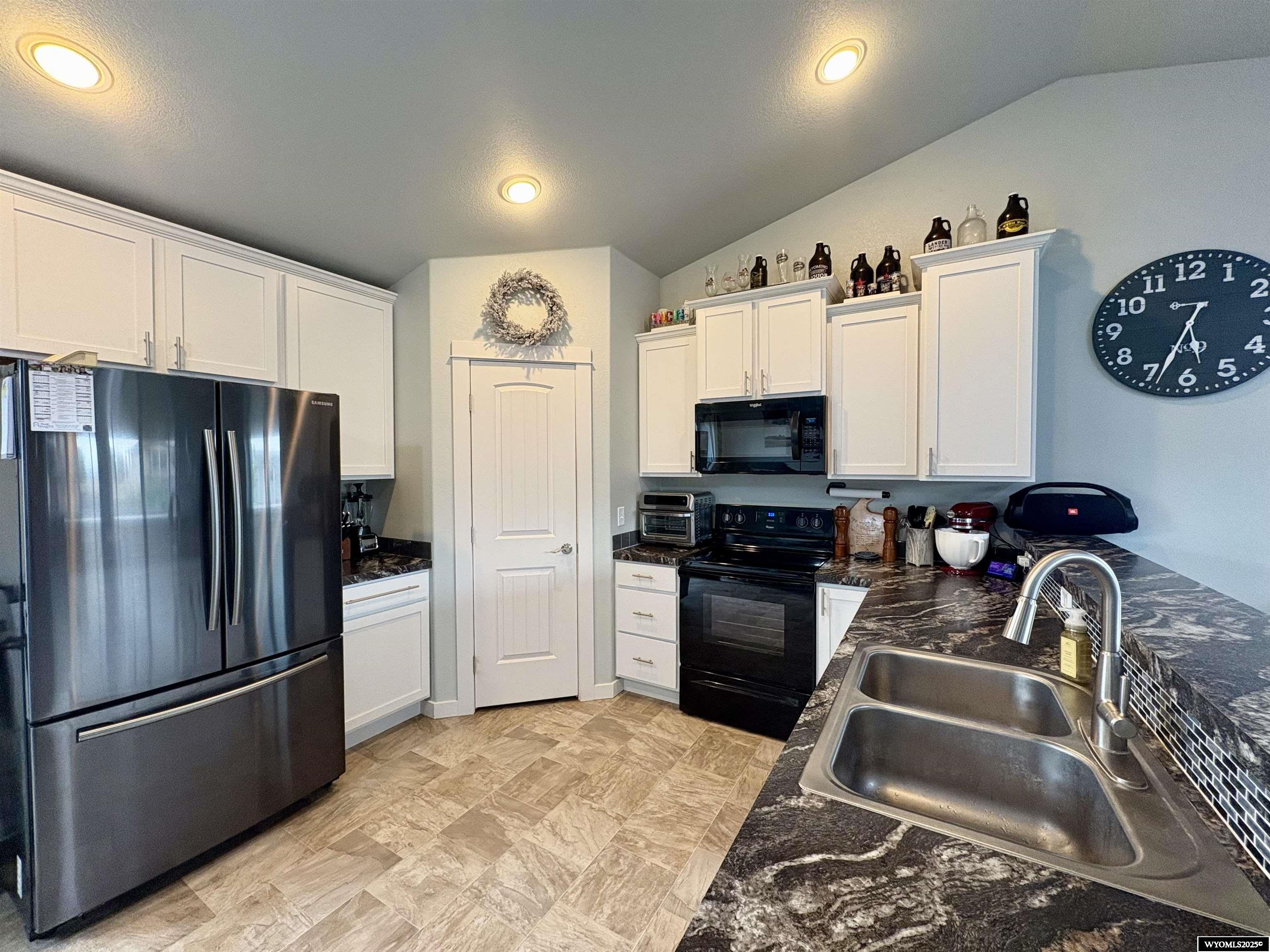 930 Flicker Street Douglas, WY 82633 - Photo 8 of 32