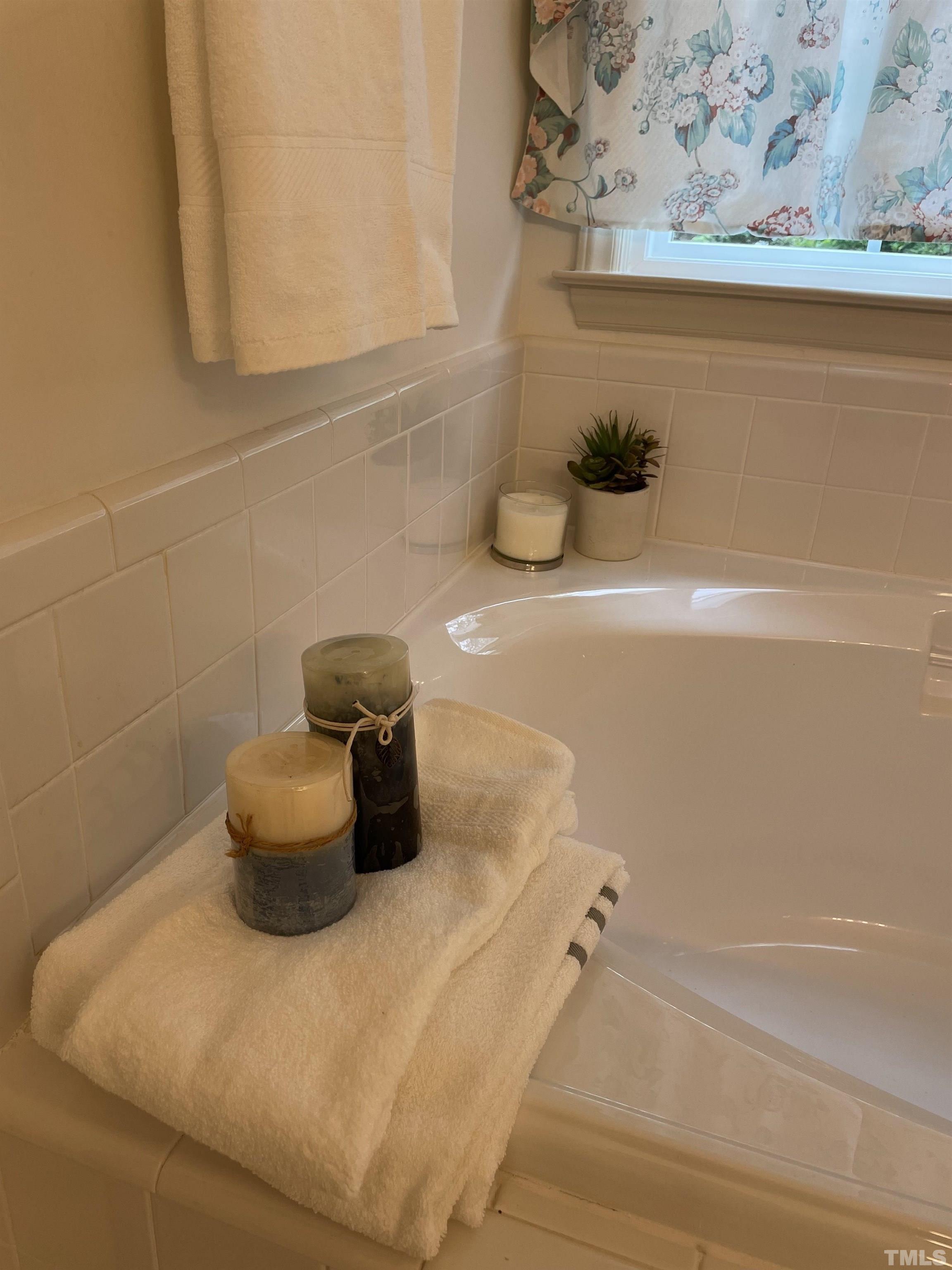 3401 Savan Court Raleigh, NC 27613 - Photo 19 of 27 a bathroom with a bathtub