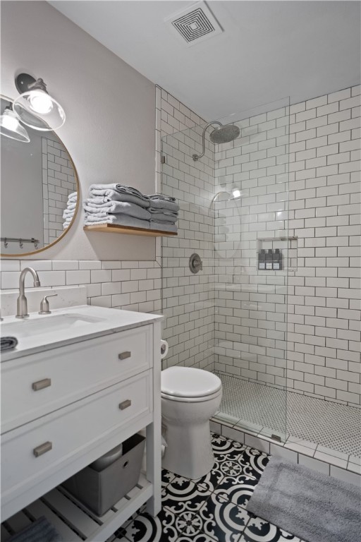 7654 Timber Crest Drive Corpus Christi, TX 78413 - Photo 15 of 35 a bathroom with a sink a toilet and shower