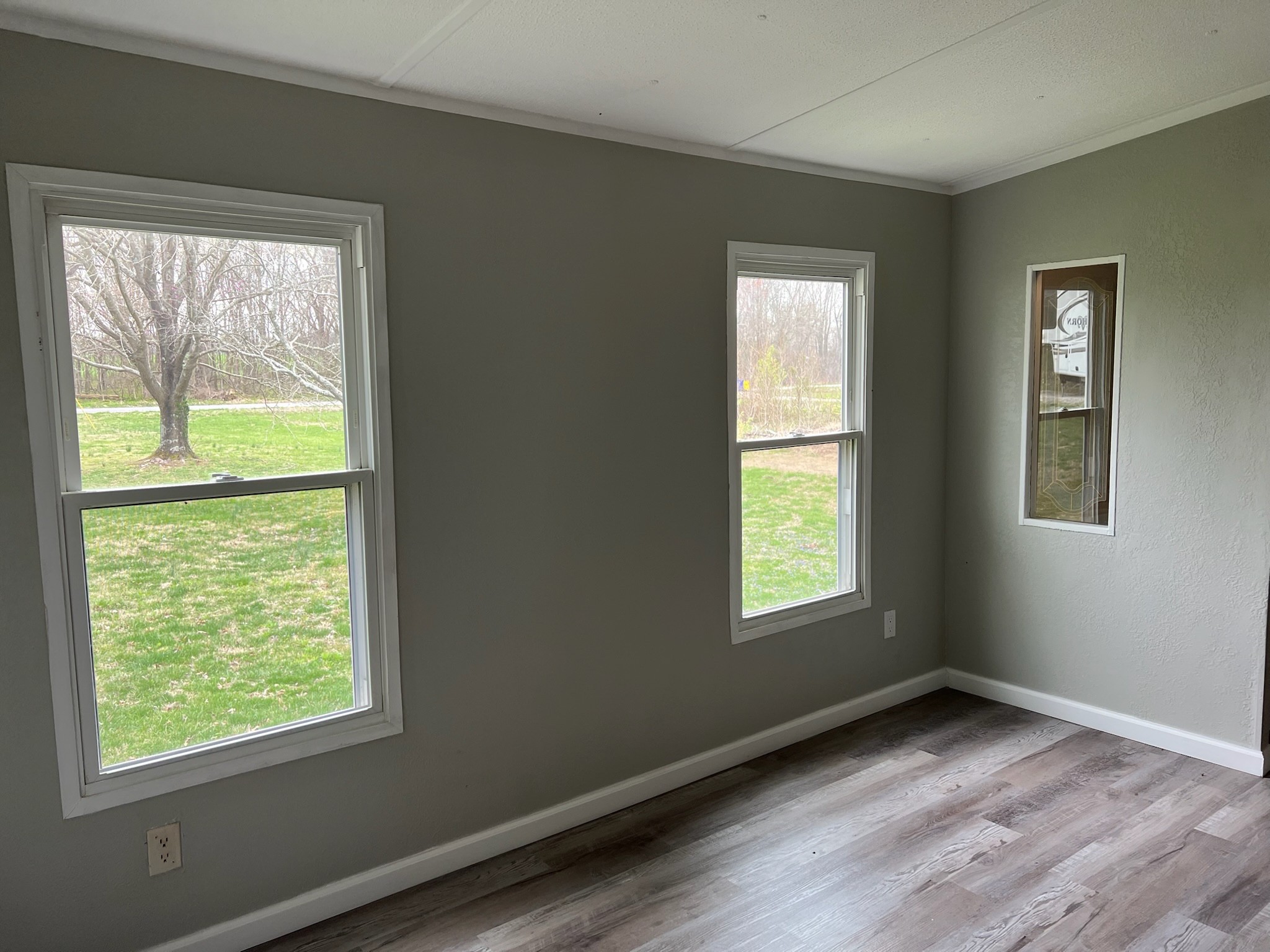 511 Hall-Leffew Road Franklin, KY 42134 - Photo 6 of 26 a view of an empty room with wooden floor and a window