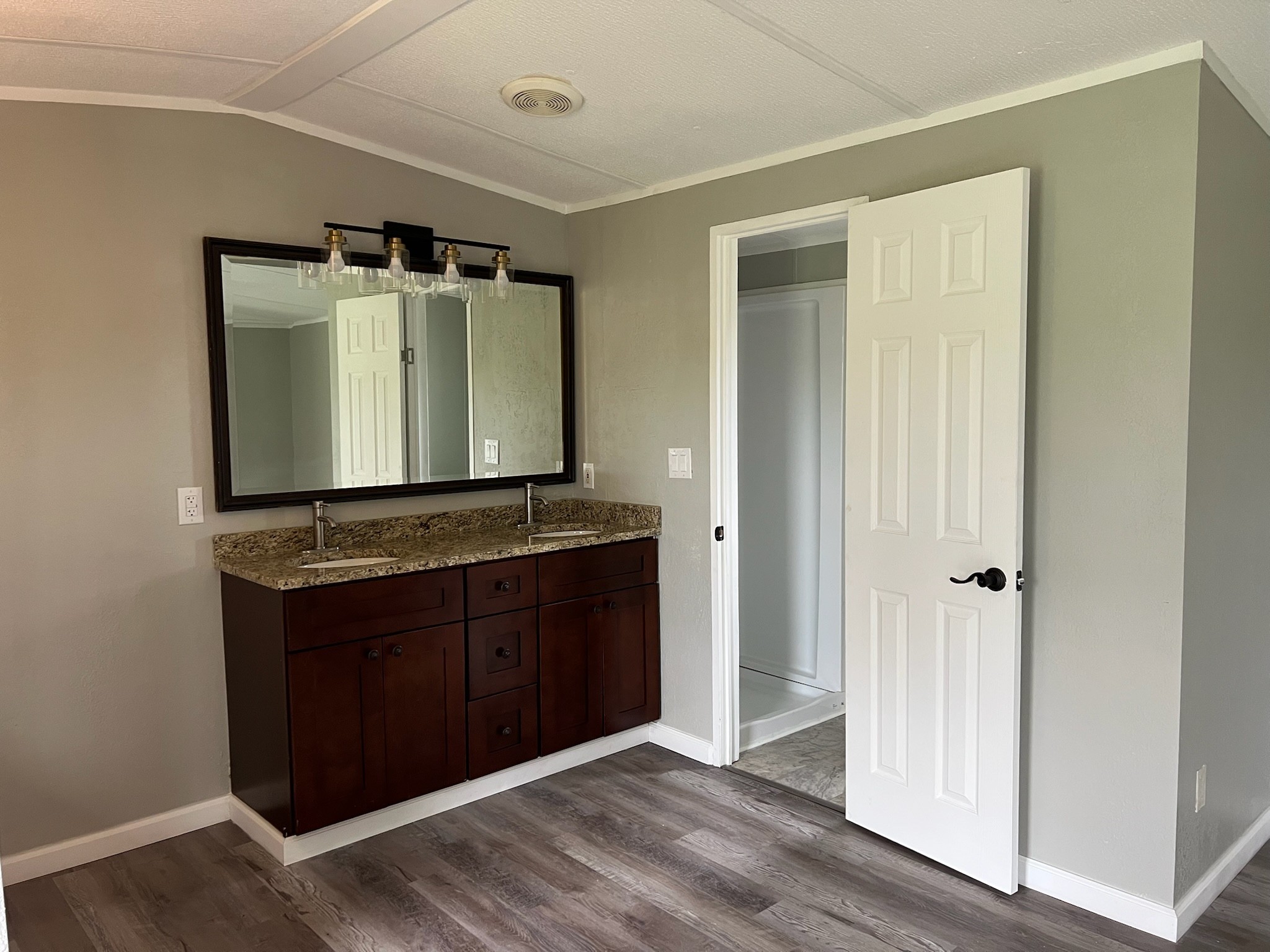 511 Hall-Leffew Road Franklin, KY 42134 - Photo 7 of 26 a bathroom with a sink and a mirror