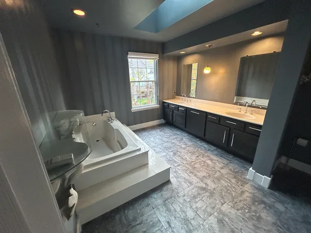 a view of empty room with ceiling fan