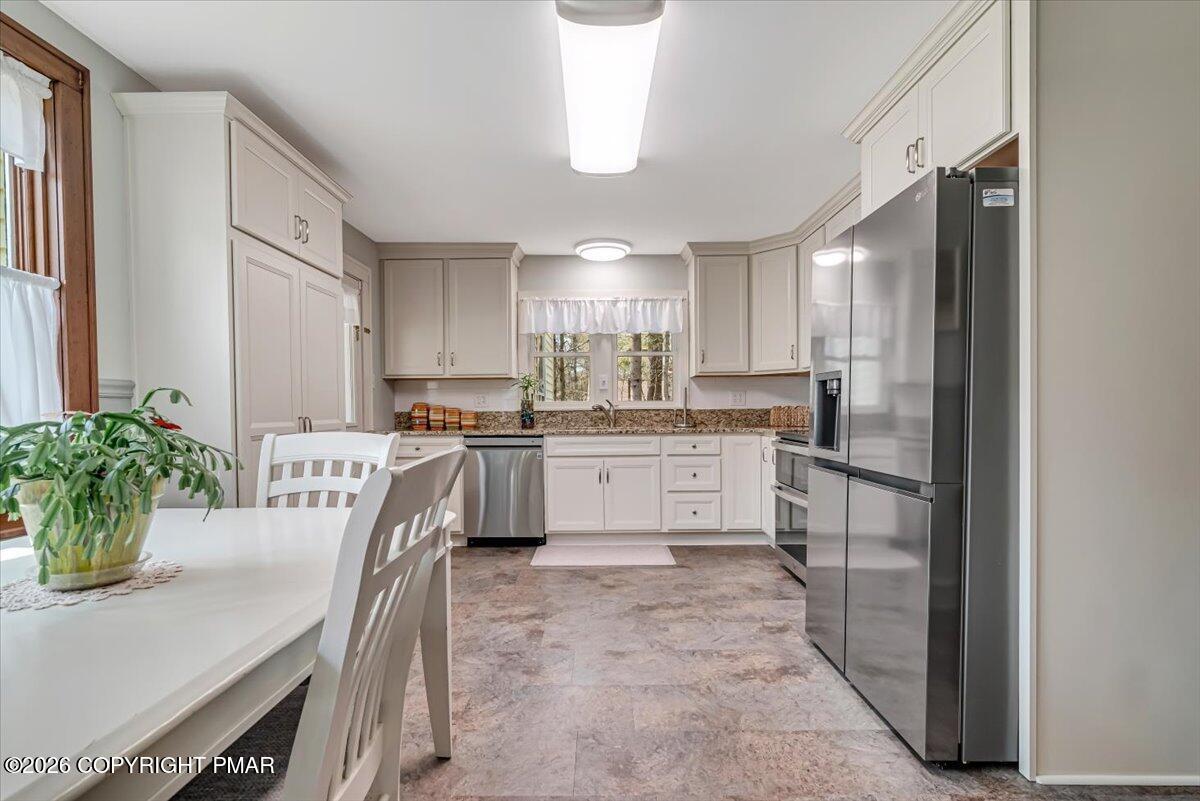 253 Thomas Road Blakeslee, PA 18610 - Photo 20 of 63 Eat in Kitcheb