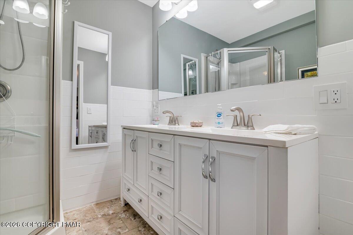 253 Thomas Road Blakeslee, PA 18610 - Photo 30 of 63 Primary En-Suite