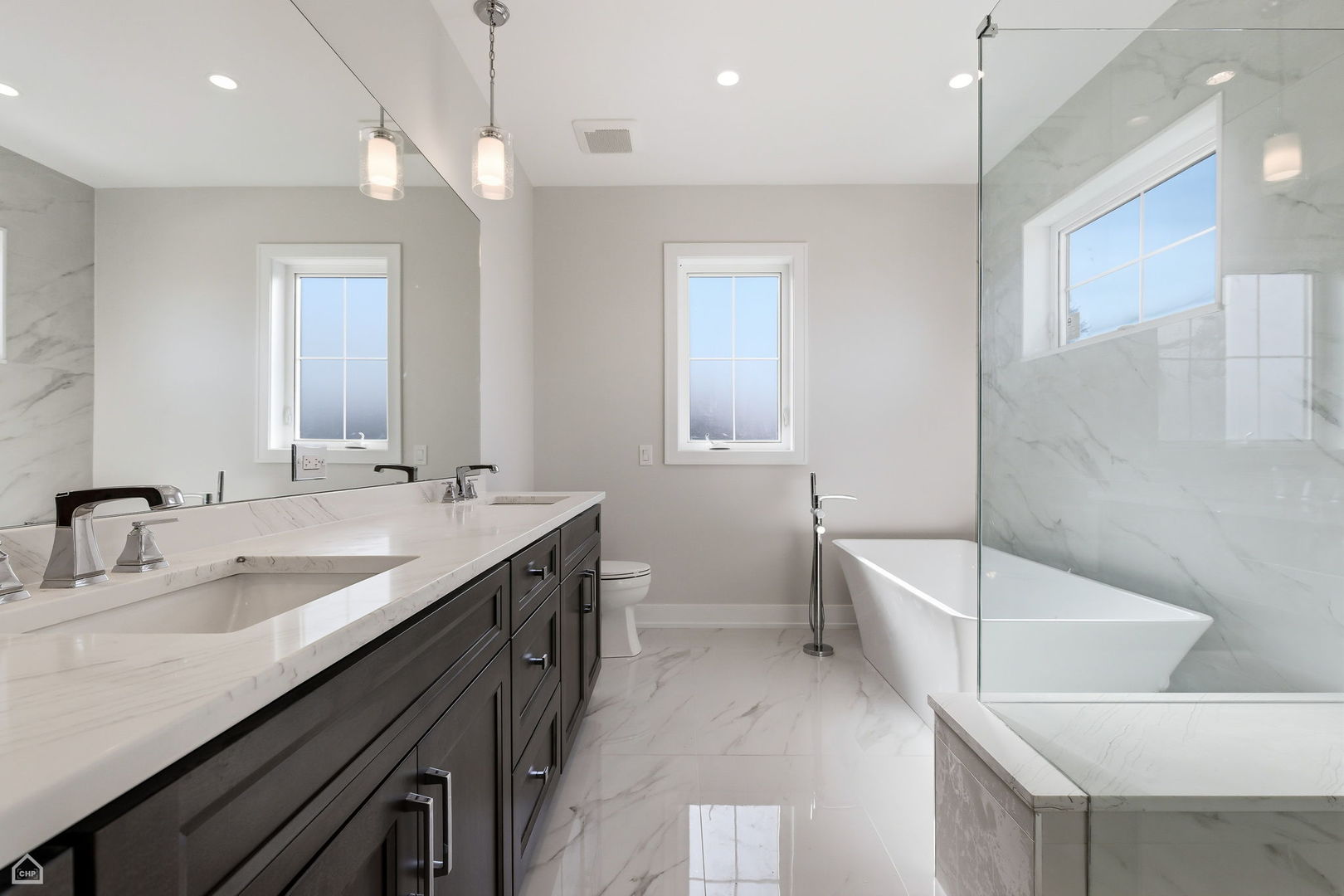 1220 Courtland Avenue Park Ridge, IL 60068 - Photo 17 of 32 a bathroom with a tub a sink and mirror