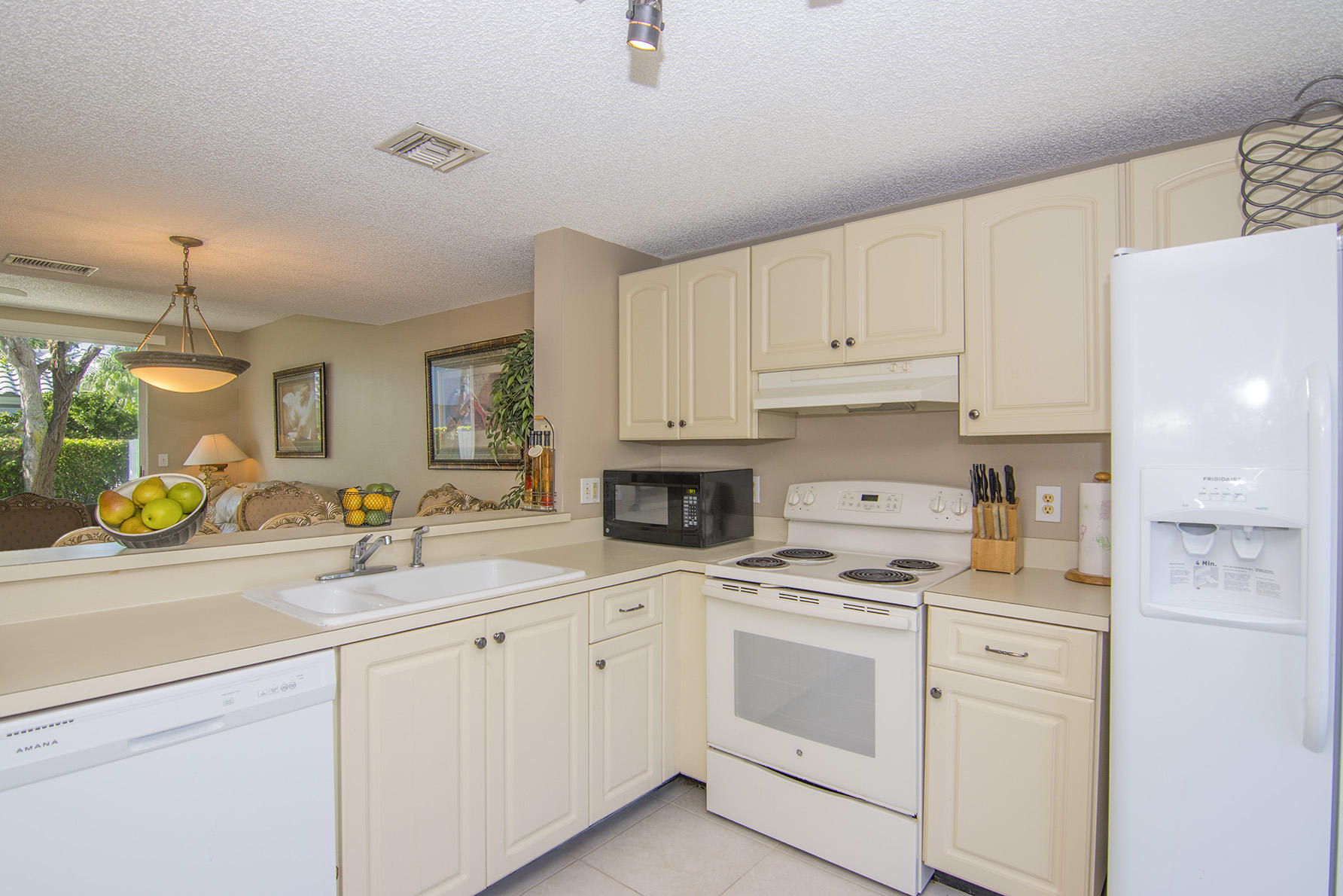 1066 Jeffery Street Boca Raton, FL 33487 - Photo 2 of 25 4 - MLS