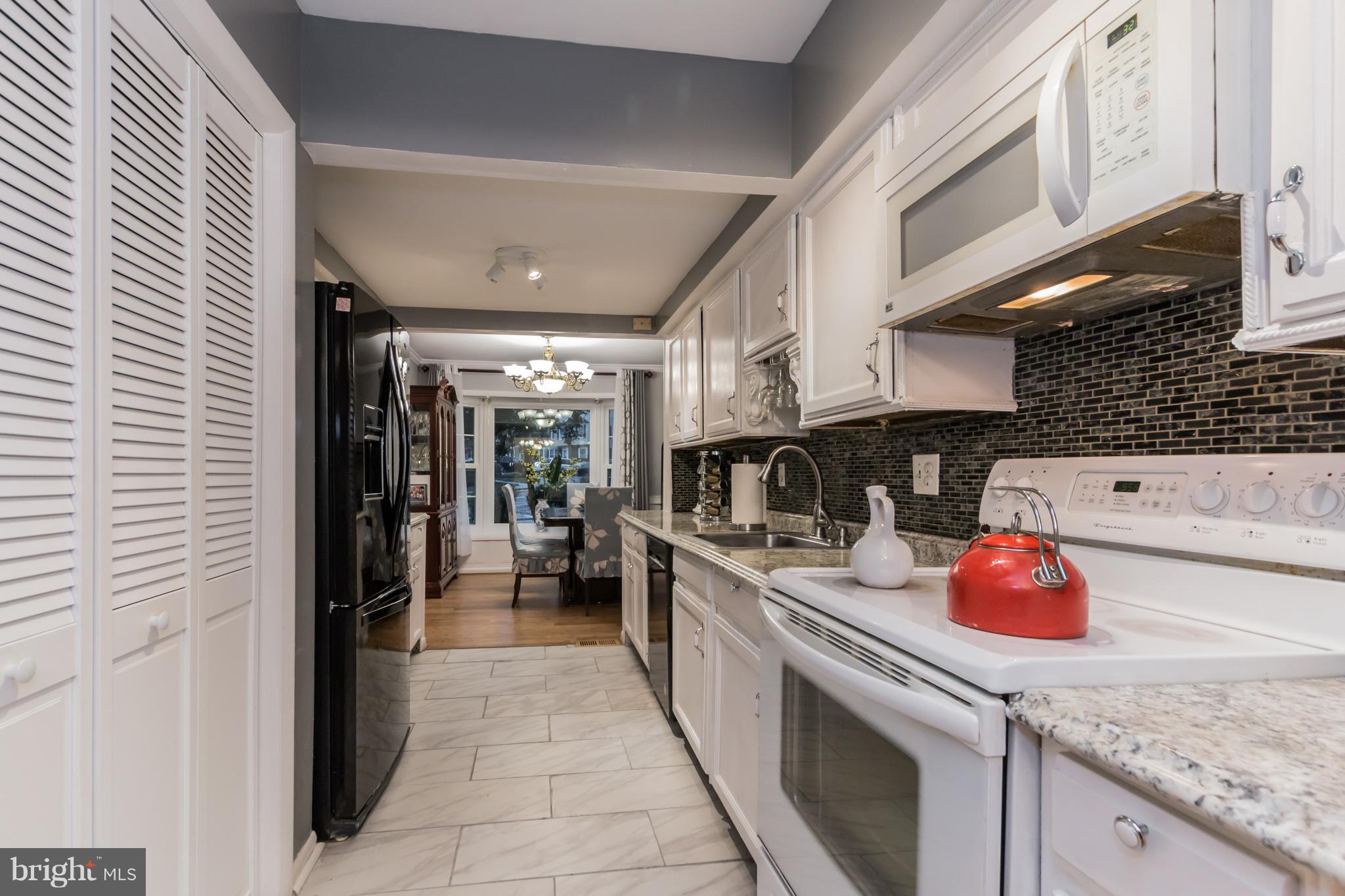 6401 Silver Ridge Circle Alexandria, VA 22315 - Photo 5 of 29 Upgraded Kitchen w/ Granite and Backsplash