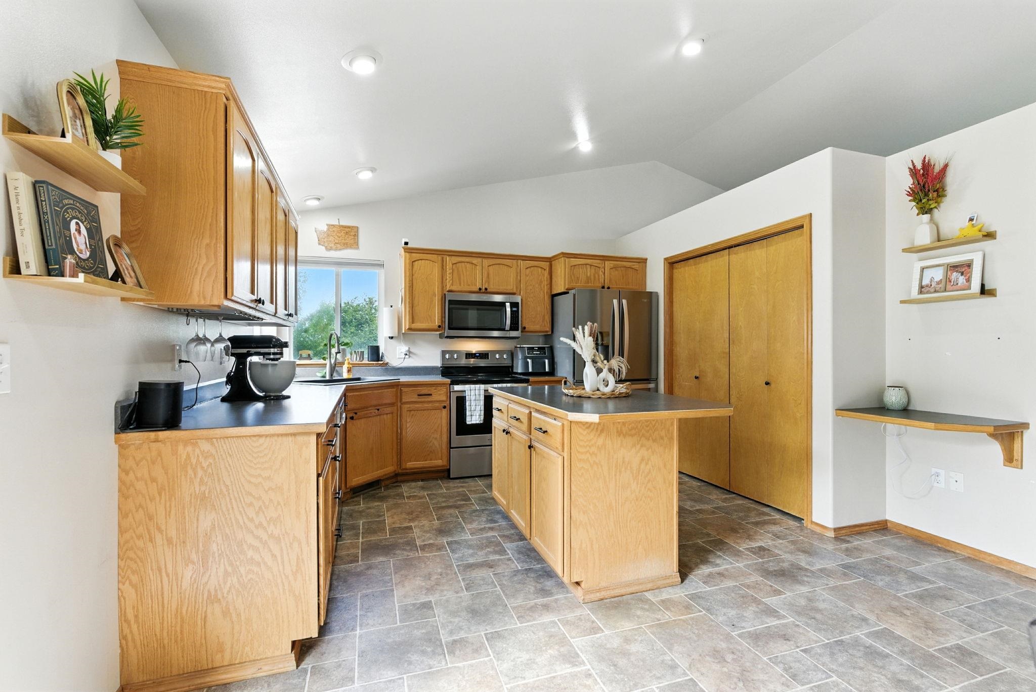 1124 South Moen Road Greenacres, WA 99016 - Photo 7 of 41