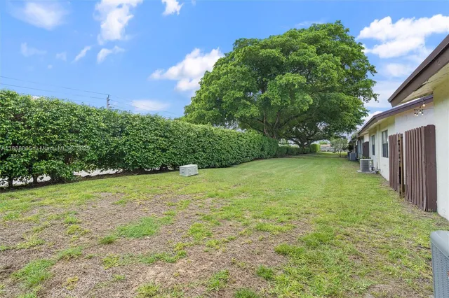 a view of a yard with a house