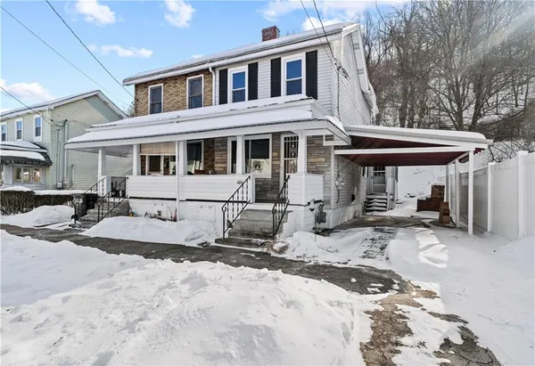 a view of a walk in closet