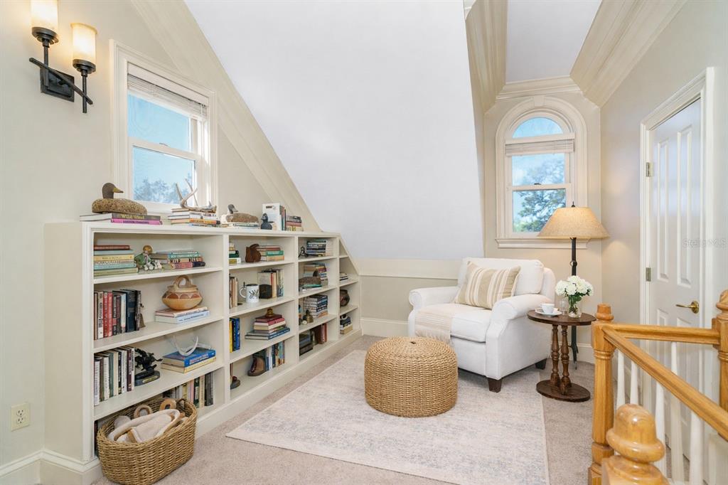 9299 Southwest Lipe Road Arcadia, FL 34269 - Photo 26 of 68 a living room with furniture and a book shelf